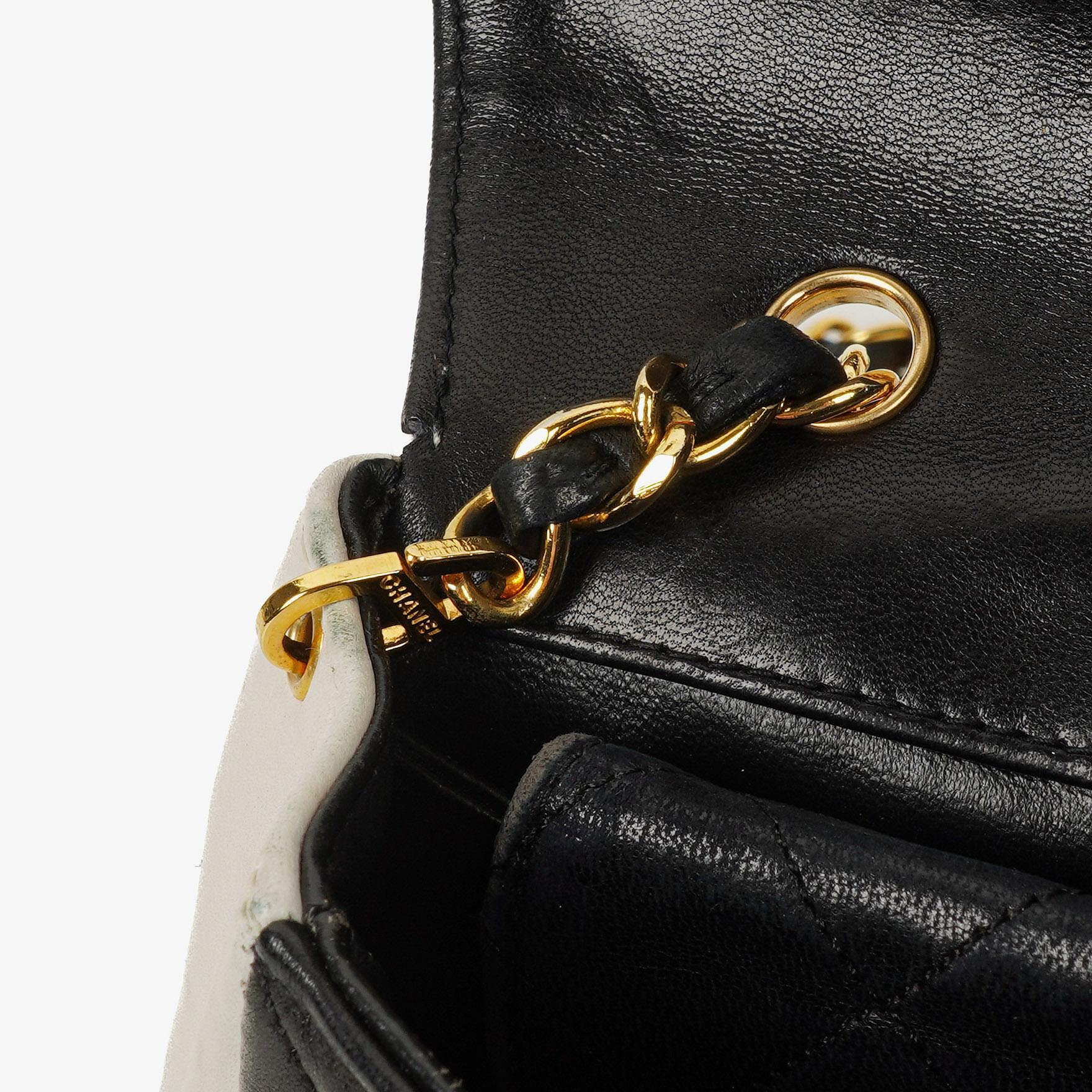 Chanel Mini Diana Flap Tasche aus schwarz-weißem gestepptem Lammleder mit 24K vergoldeten Beschlägen