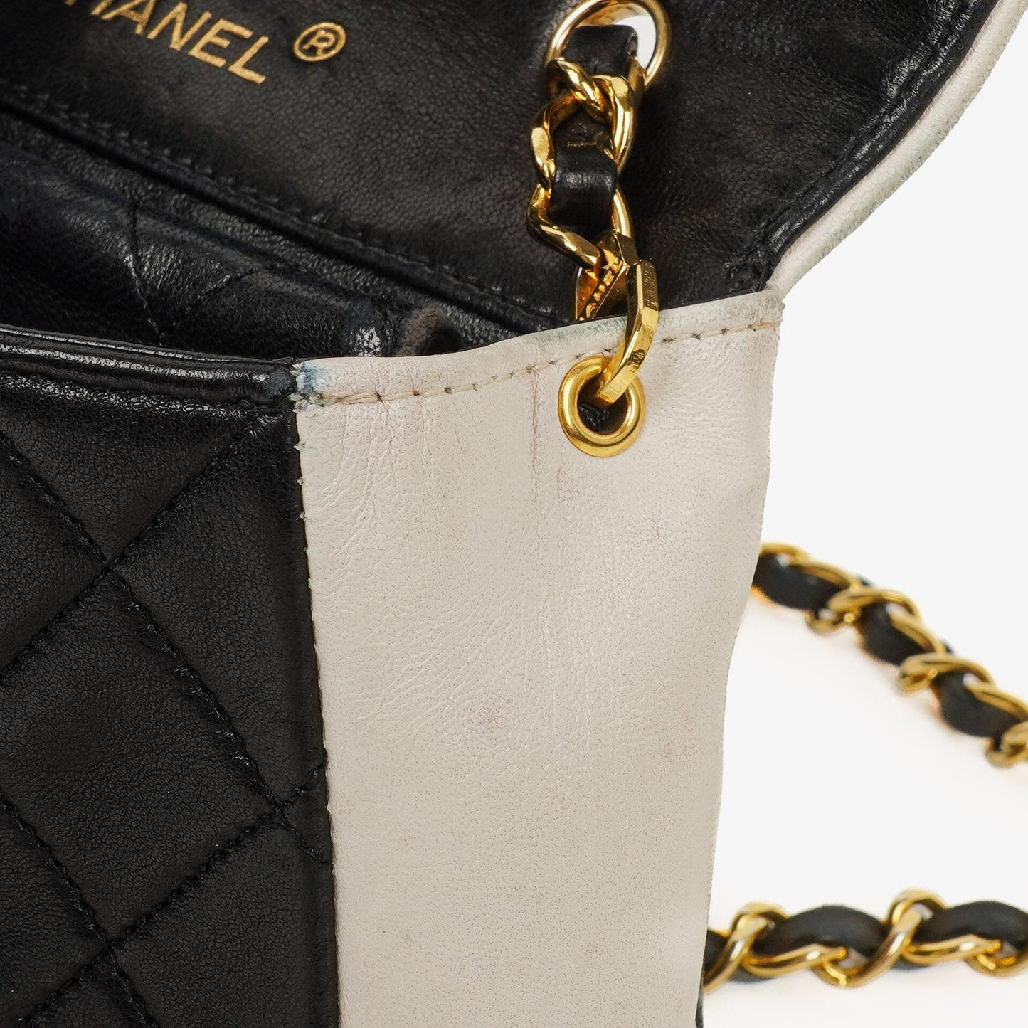 Chanel Mini Diana Flap Tasche aus schwarz-weißem gestepptem Lammleder mit 24K vergoldeten Beschlägen