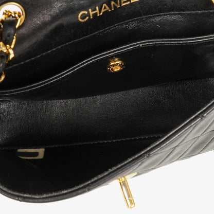 Chanel Mini Diana Flap Tasche aus schwarz-weißem gestepptem Lammleder mit 24K vergoldeten Beschlägen