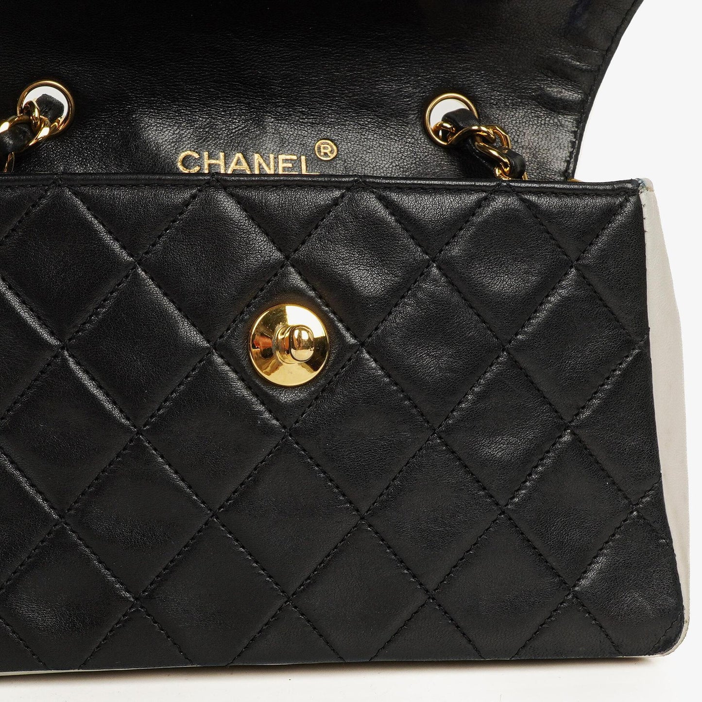 Chanel Mini Diana Flap Tasche aus schwarz-weißem gestepptem Lammleder mit 24K vergoldeten Beschlägen