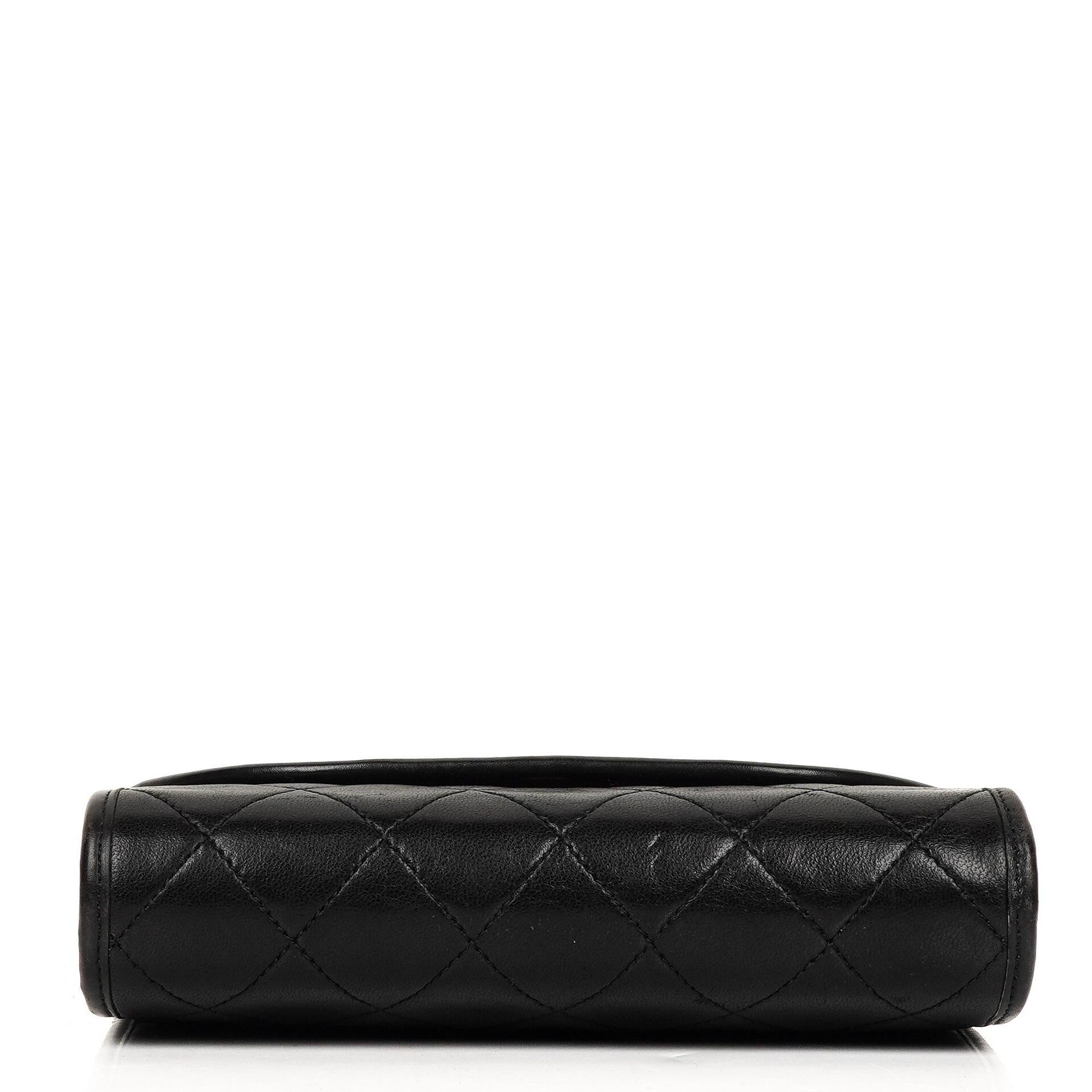 Chanel Mini Klapptasche Schwarze gesteppte Lammleder mit 24K vergoldeten Beschlägen Gut