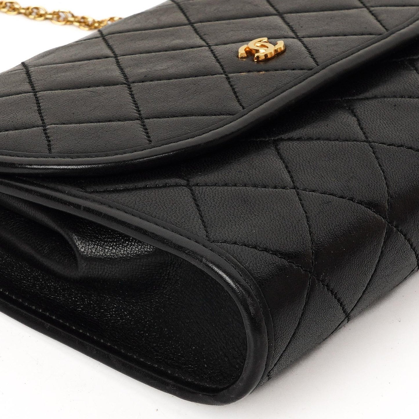 Chanel Mini Klapptasche Schwarze gesteppte Lammleder mit 24K vergoldeten Beschlägen Gut