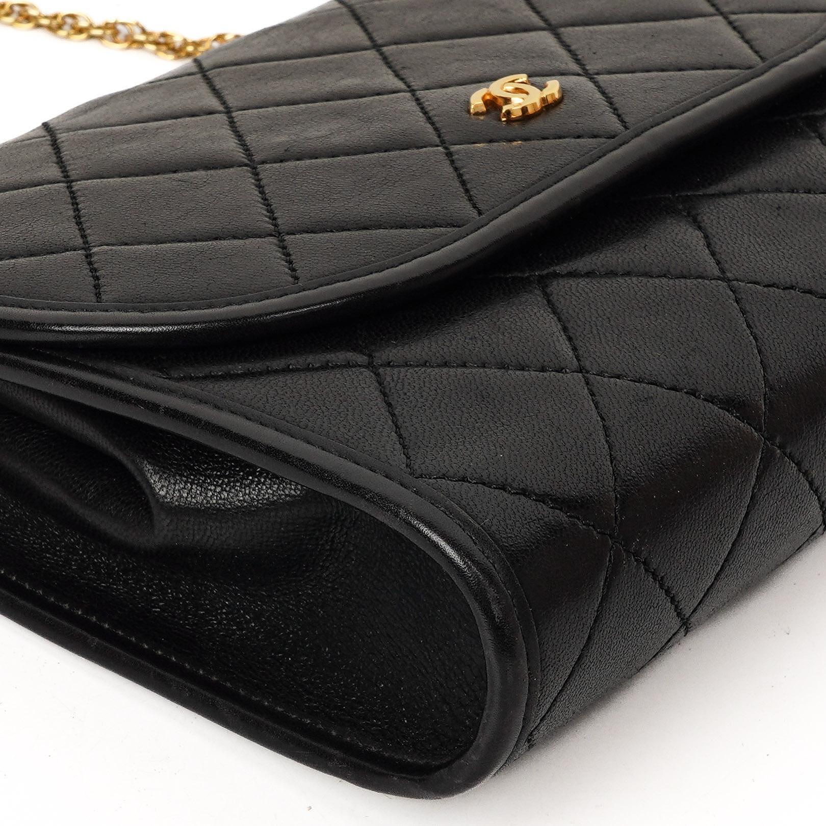 Chanel Mini Klapptasche Schwarze gesteppte Lammleder mit 24K vergoldeten Beschlägen Gut