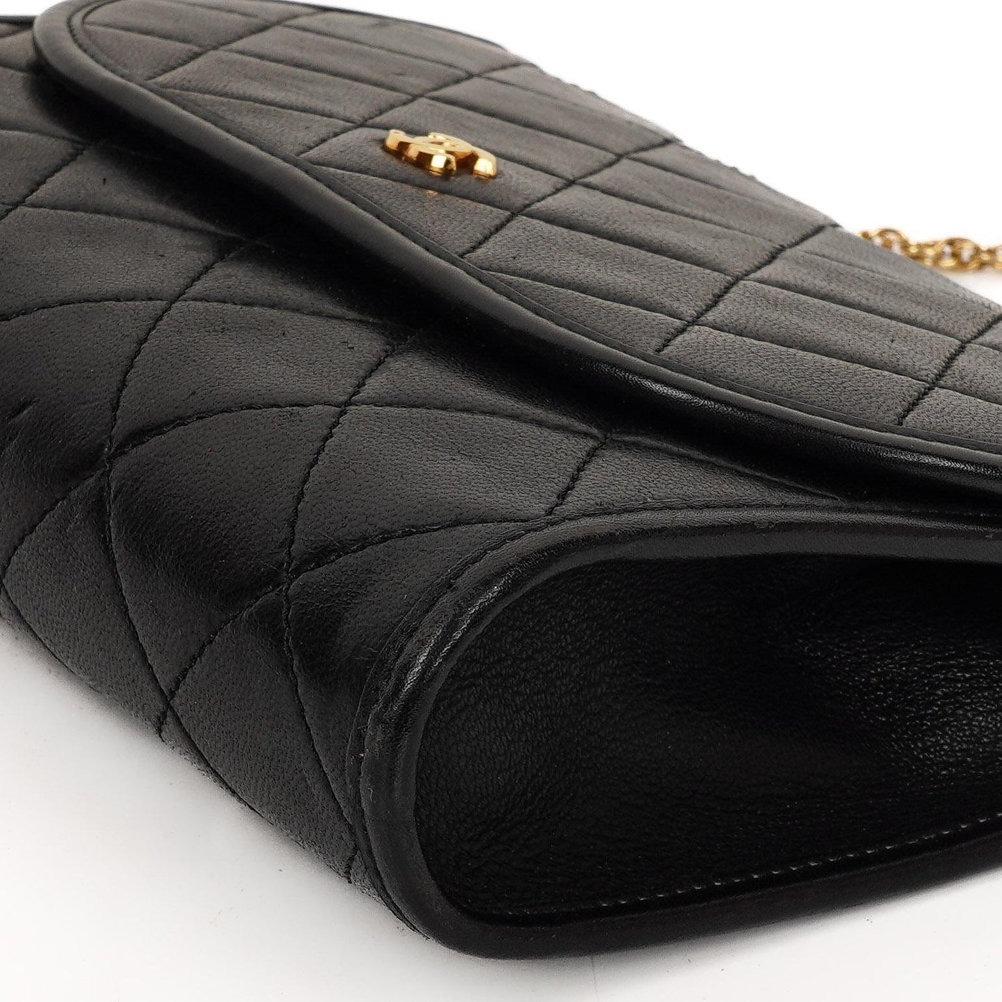 Chanel Mini Klapptasche Schwarze gesteppte Lammleder mit 24K vergoldeten Beschlägen Gut