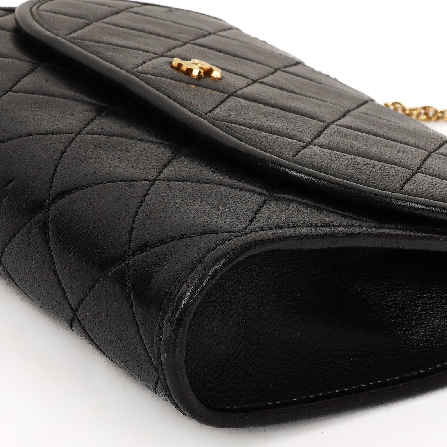 Chanel Mini Klapptasche Schwarze gesteppte Lammleder mit 24K vergoldeten Beschlägen Gut