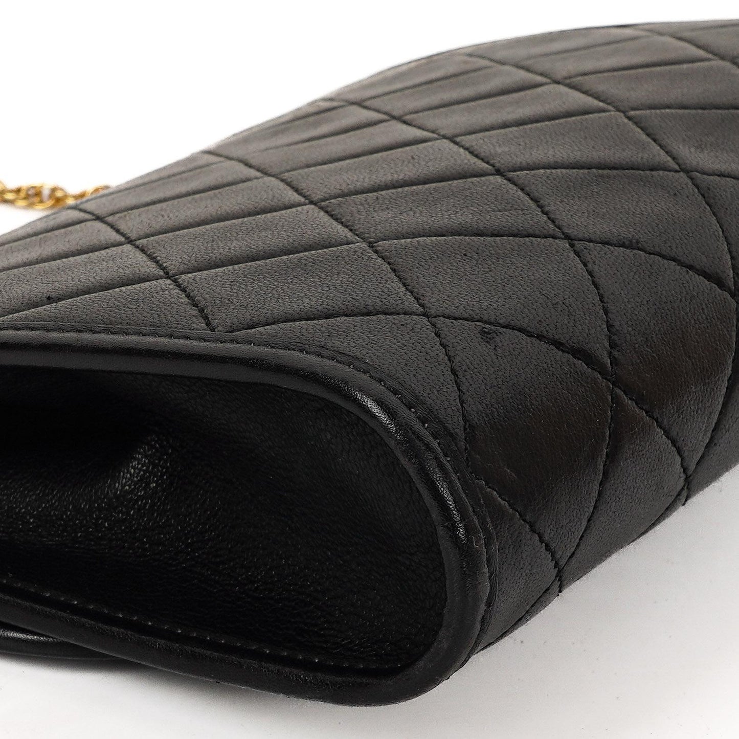 Chanel Mini Klapptasche Schwarze gesteppte Lammleder mit 24K vergoldeten Beschlägen Gut