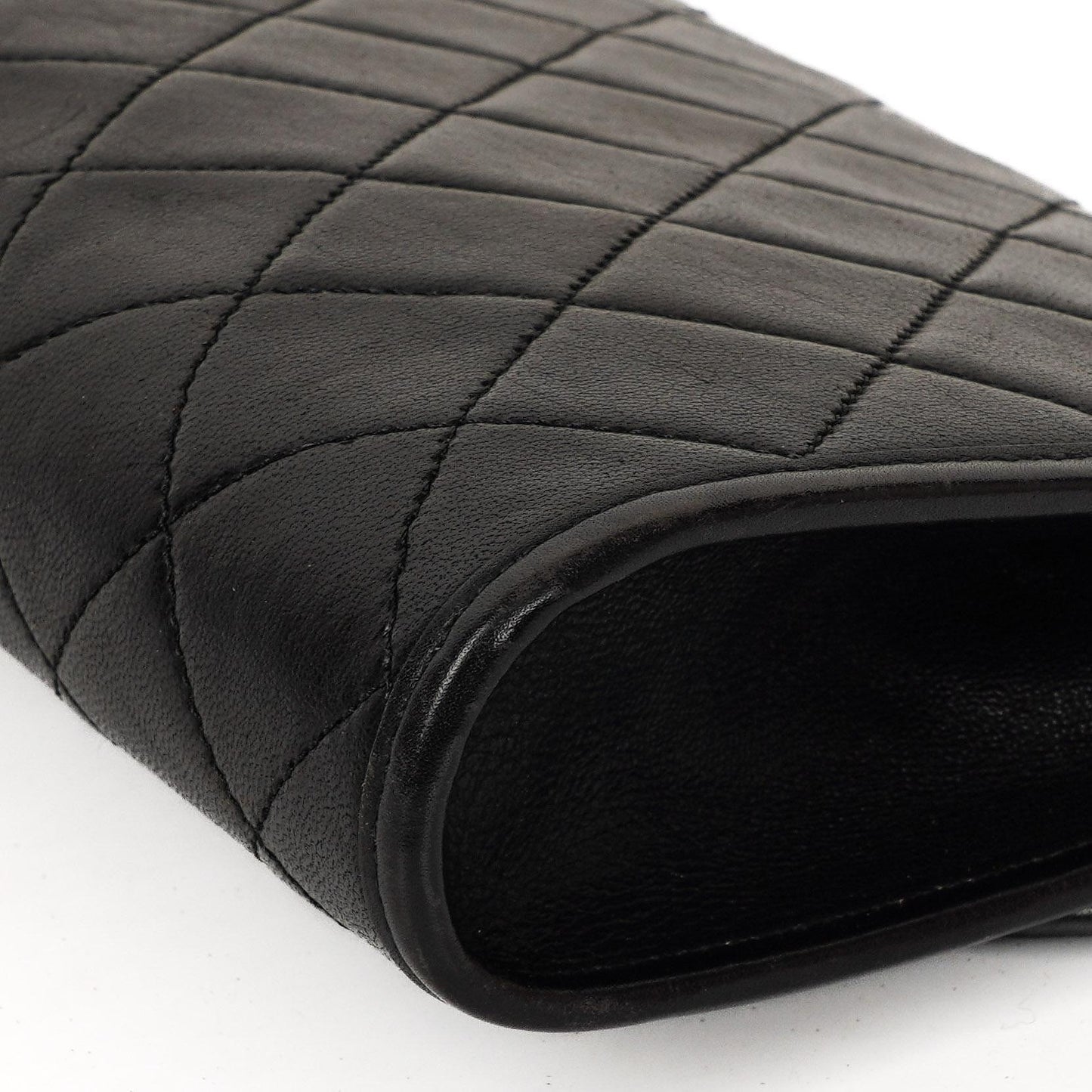 Chanel Mini Klapptasche Schwarze gesteppte Lammleder mit 24K vergoldeten Beschlägen Gut
