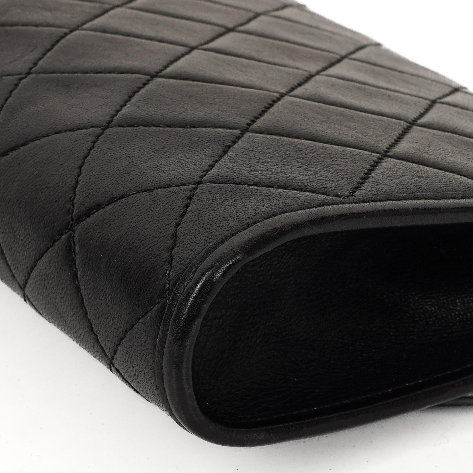 Chanel Mini Klapptasche Schwarze gesteppte Lammleder mit 24K vergoldeten Beschlägen Gut