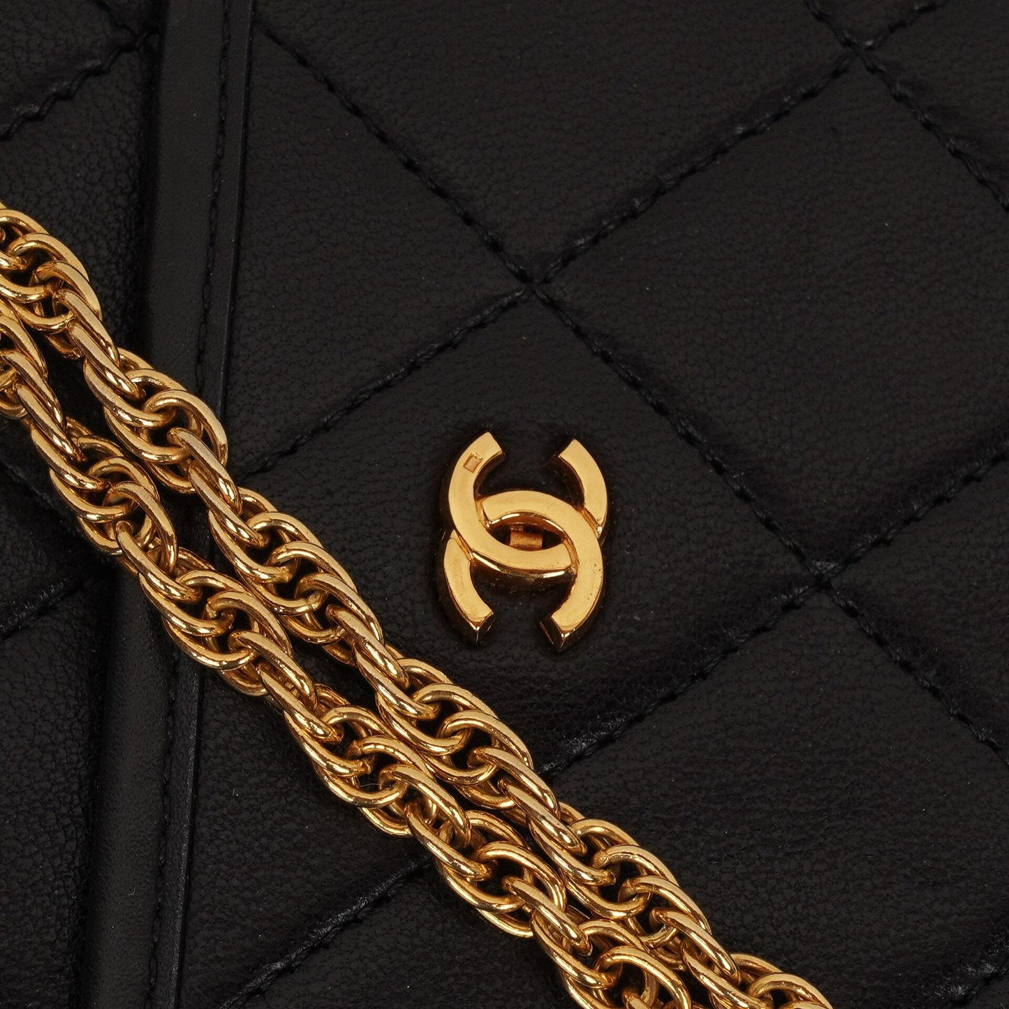 Chanel Mini Klapptasche Schwarze gesteppte Lammleder mit 24K vergoldeten Beschlägen Gut