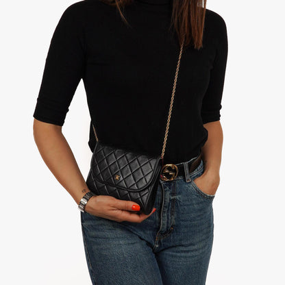 Chanel Mini Klapptasche Schwarze gesteppte Lammleder mit 24K vergoldeten Beschlägen Gut