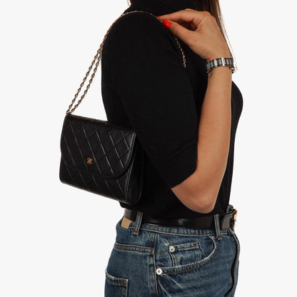 Chanel Mini Klapptasche Schwarze gesteppte Lammleder mit 24K vergoldeten Beschlägen Gut