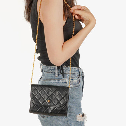 Chanel Mini Flap Bag aus schwarzem gestepptem Lammleder mit 24K-vergoldeten Beschlägen