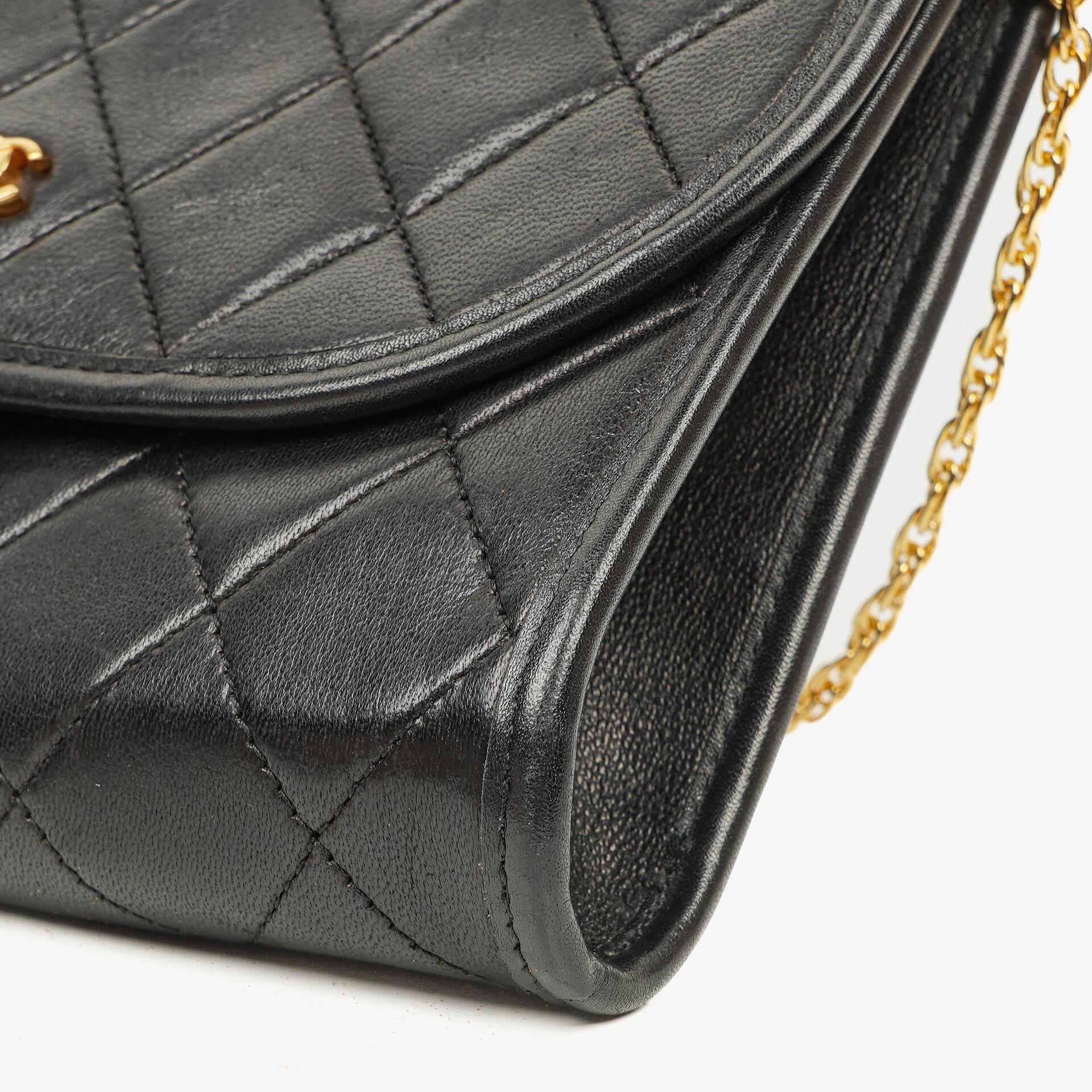 Chanel Mini Flap Bag aus schwarzem gestepptem Lammleder mit 24K-vergoldeten Beschlägen