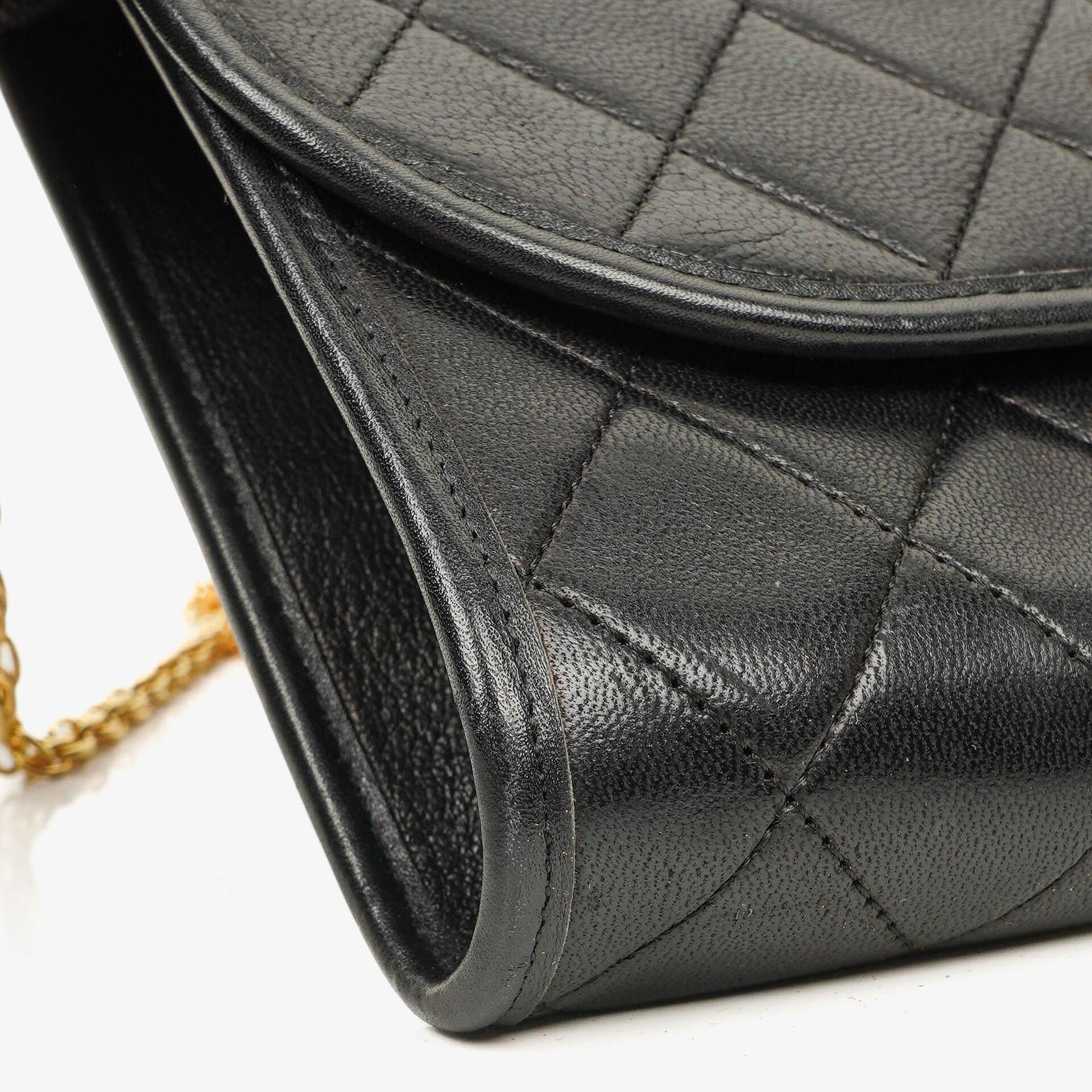 Chanel Mini Flap Bag aus schwarzem gestepptem Lammleder mit 24K-vergoldeten Beschlägen