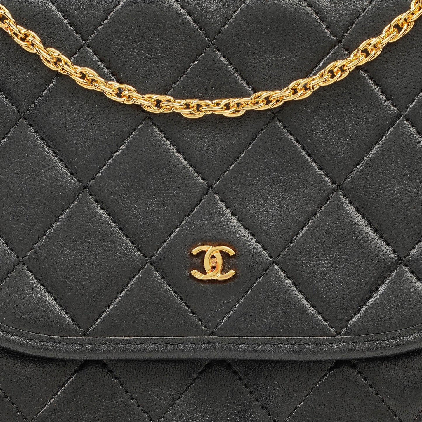Chanel Mini Flap Bag aus schwarzem gestepptem Lammleder mit 24K-vergoldeten Beschlägen
