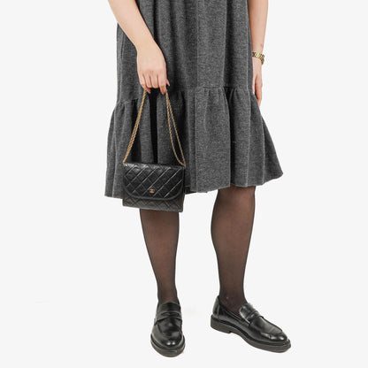 Chanel Mini Flap Bag aus schwarzem gestepptem Lammleder mit 24K vergoldeter Hardware