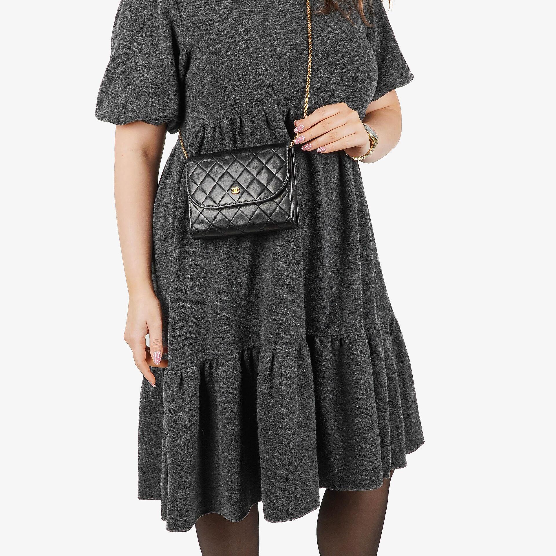Chanel Mini Flap Bag aus schwarzem gestepptem Lammleder mit 24K vergoldeter Hardware
