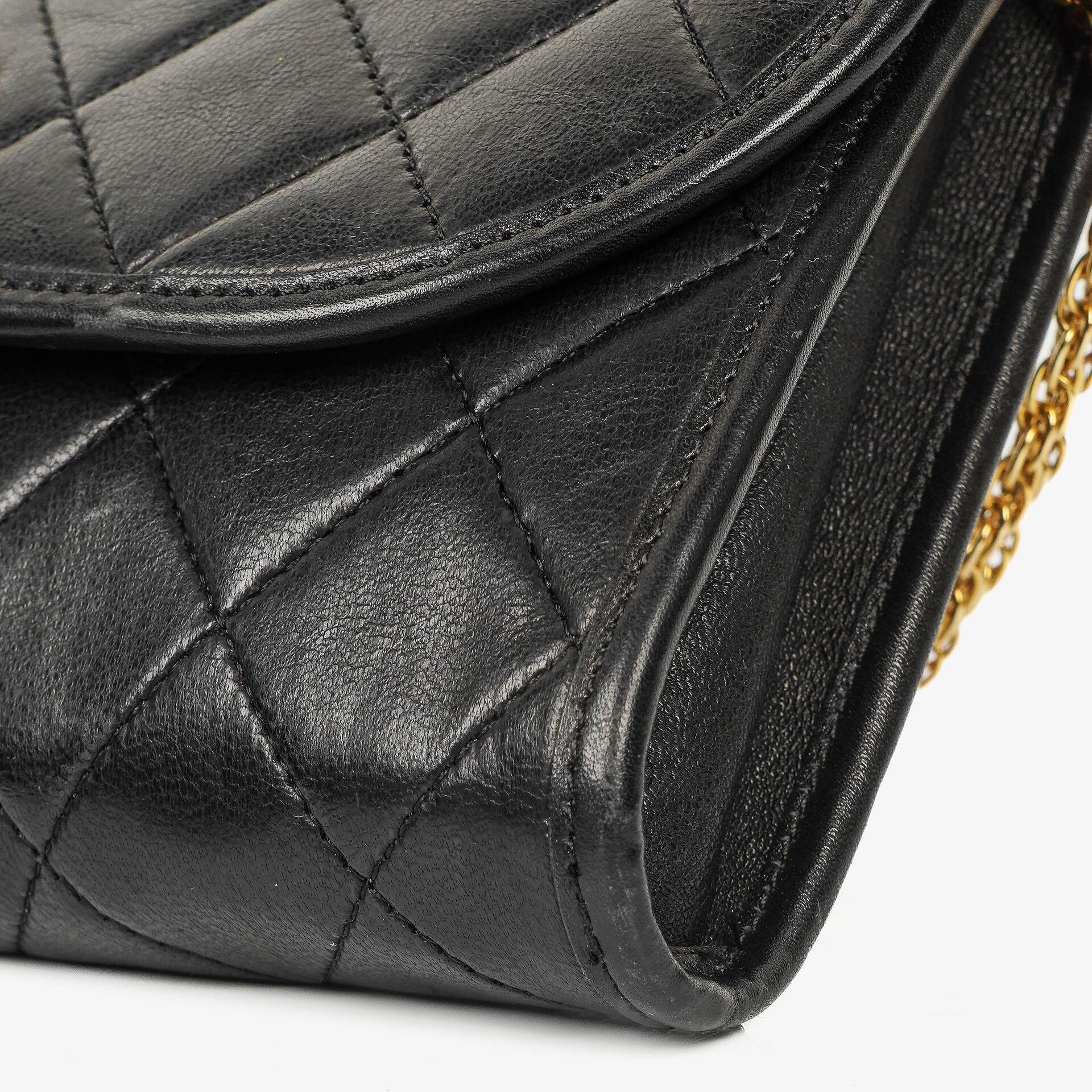 Chanel Mini Flap Bag aus schwarzem gestepptem Lammleder mit 24K vergoldeter Hardware