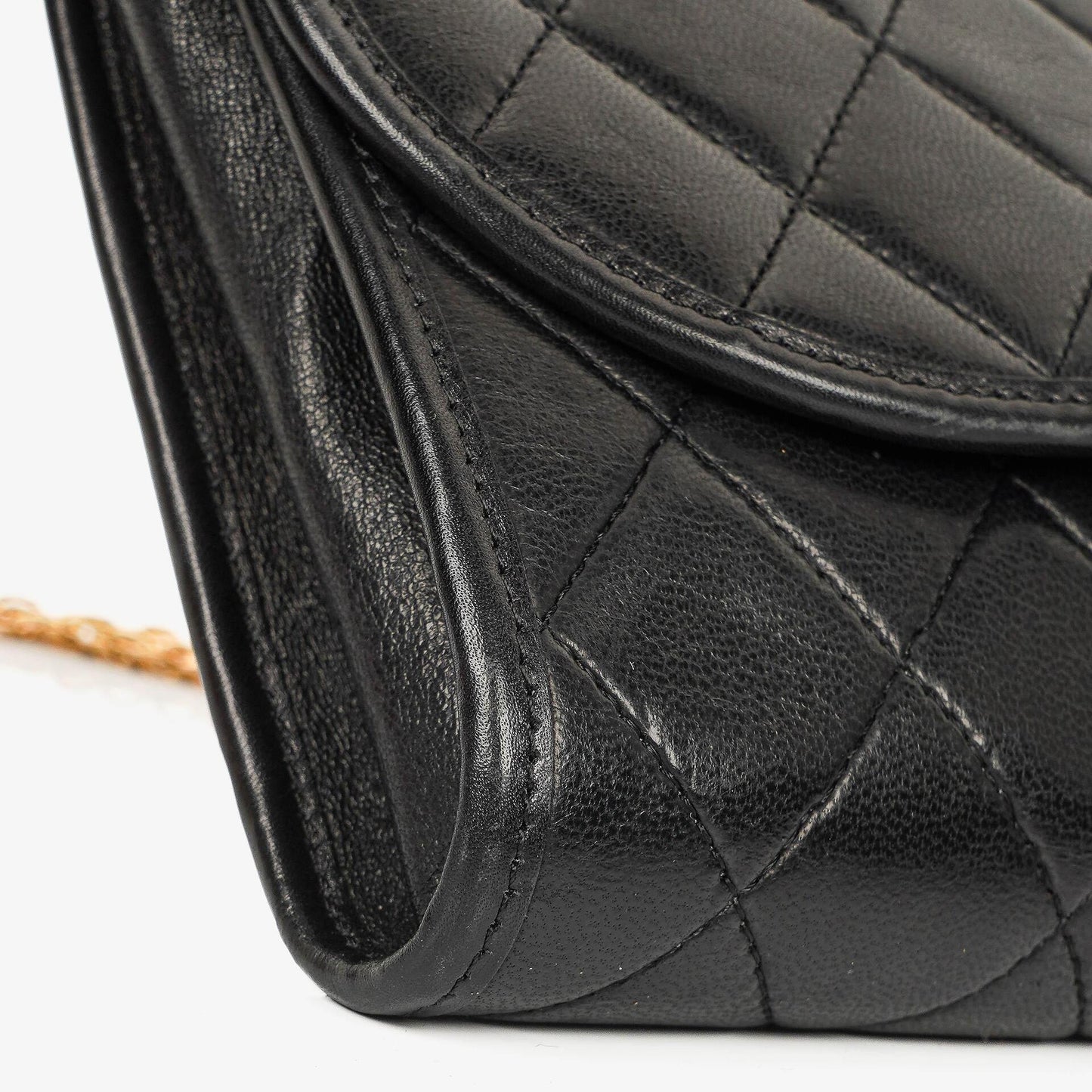 Chanel Mini Flap Bag aus schwarzem gestepptem Lammleder mit 24K vergoldeter Hardware