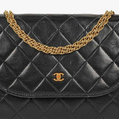 Chanel Mini Flap Bag aus schwarzem gestepptem Lammleder mit 24K vergoldeter Hardware