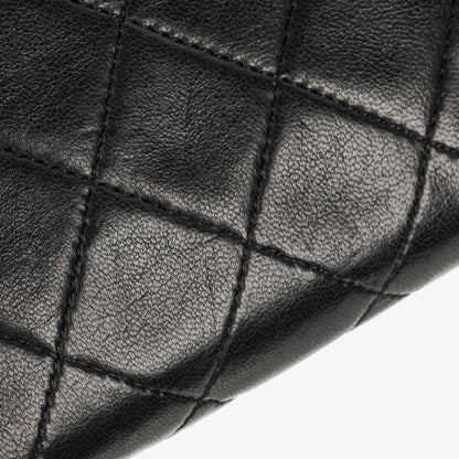 Chanel Mini Flap Bag aus schwarzem gestepptem Lammleder mit 24K vergoldeter Hardware