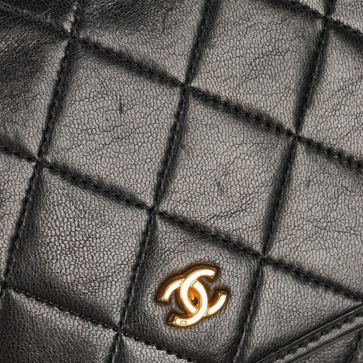Chanel Mini Flap Bag aus schwarzem gestepptem Lammleder mit 24K vergoldeter Hardware