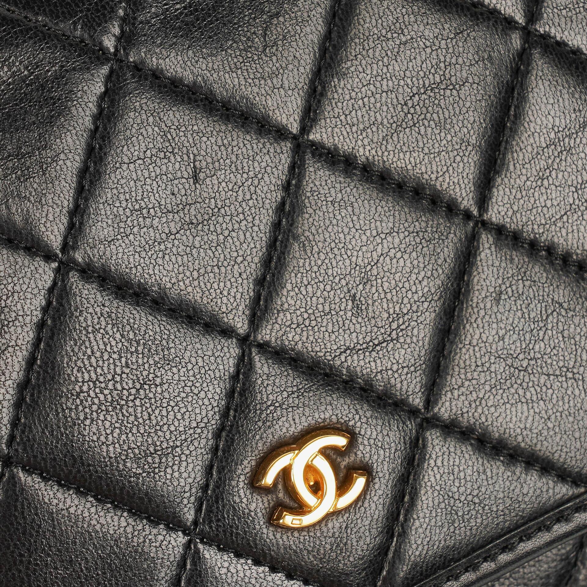 Chanel Mini Flap Bag aus schwarzem gestepptem Lammleder mit 24K vergoldeter Hardware