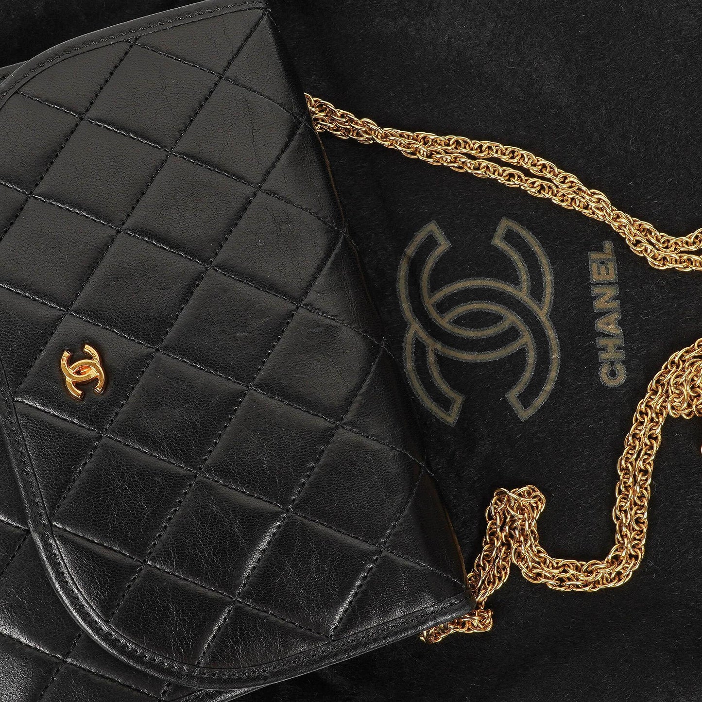 Chanel Mini Flap Bag aus schwarzem gestepptem Lammleder mit 24K vergoldeter Hardware