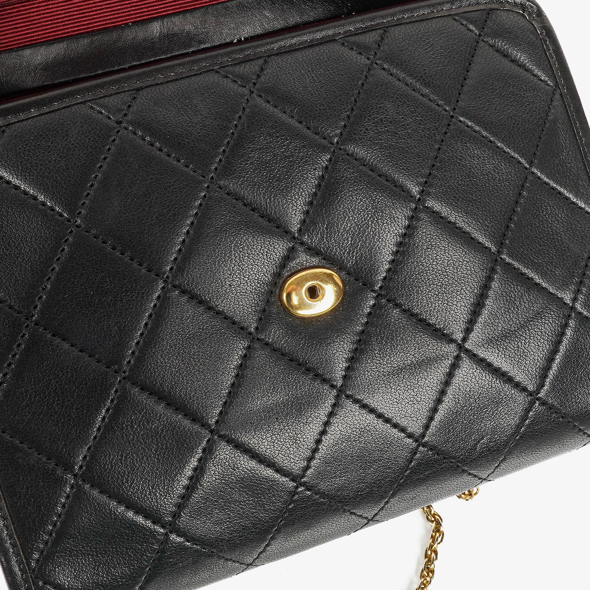 Chanel Mini Flap Tasche aus schwarzem gestepptem Lammleder mit 24K vergoldeter Hardware