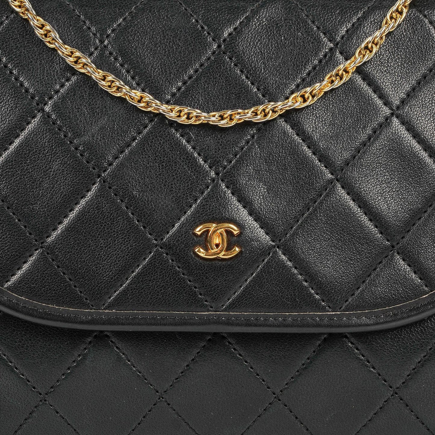 Chanel Mini Flap Tasche aus schwarzem gestepptem Lammleder mit 24K vergoldeter Hardware