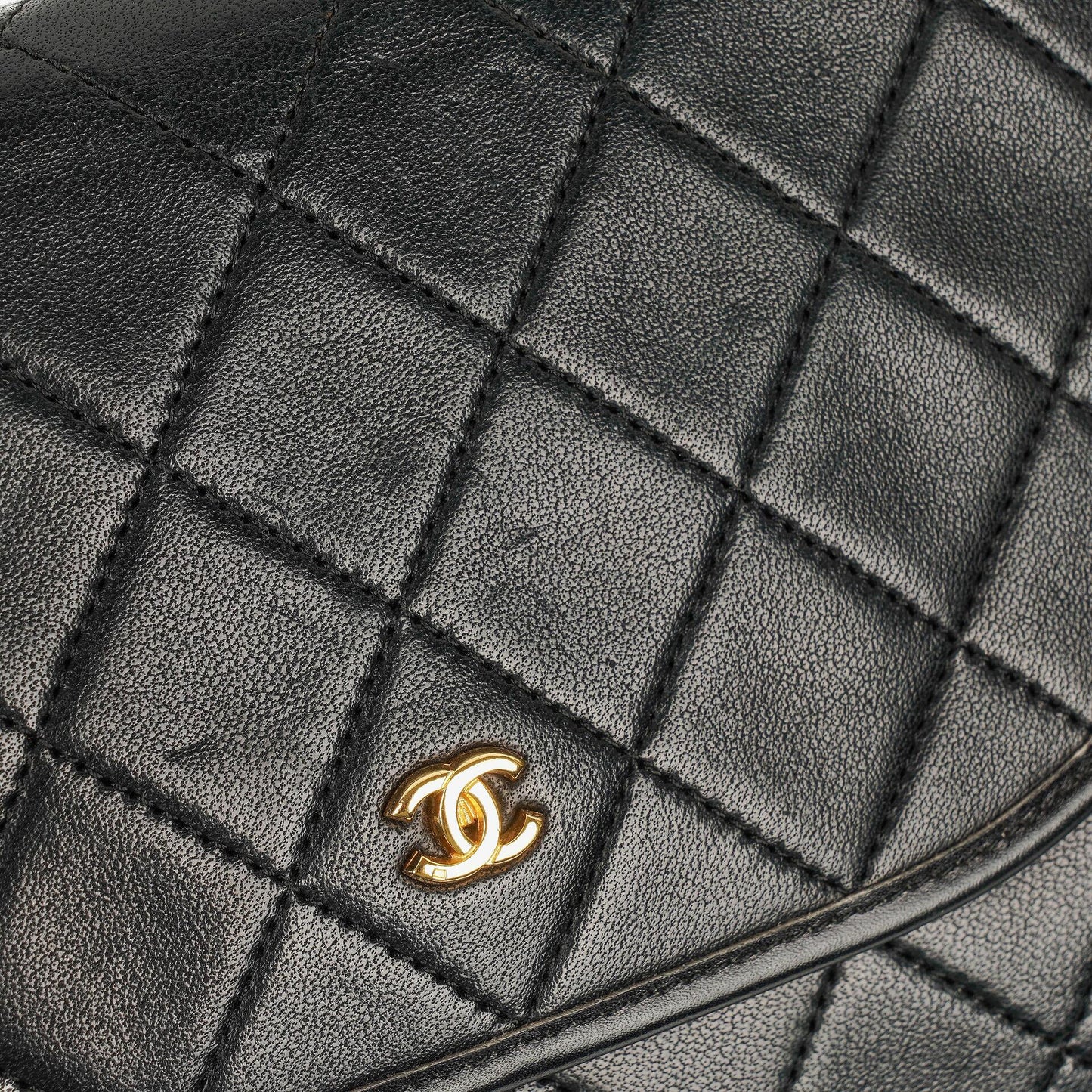 Chanel Mini Flap Tasche aus schwarzem gestepptem Lammleder mit 24K vergoldeter Hardware