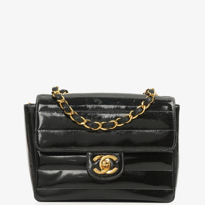 Chanel Mini Square Flap Bag aus schwarzem horizontal gestepptem Lackleder mit 24K vergoldeter Hardware