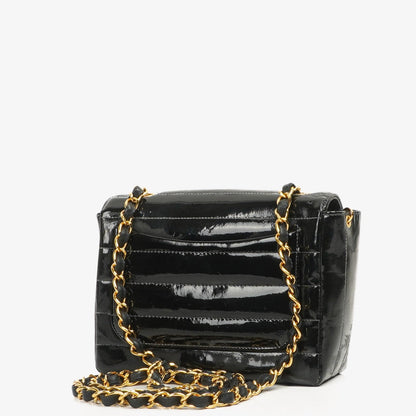 Chanel Mini Square Flap Bag aus schwarzem horizontal gestepptem Lackleder mit 24K vergoldeter Hardware