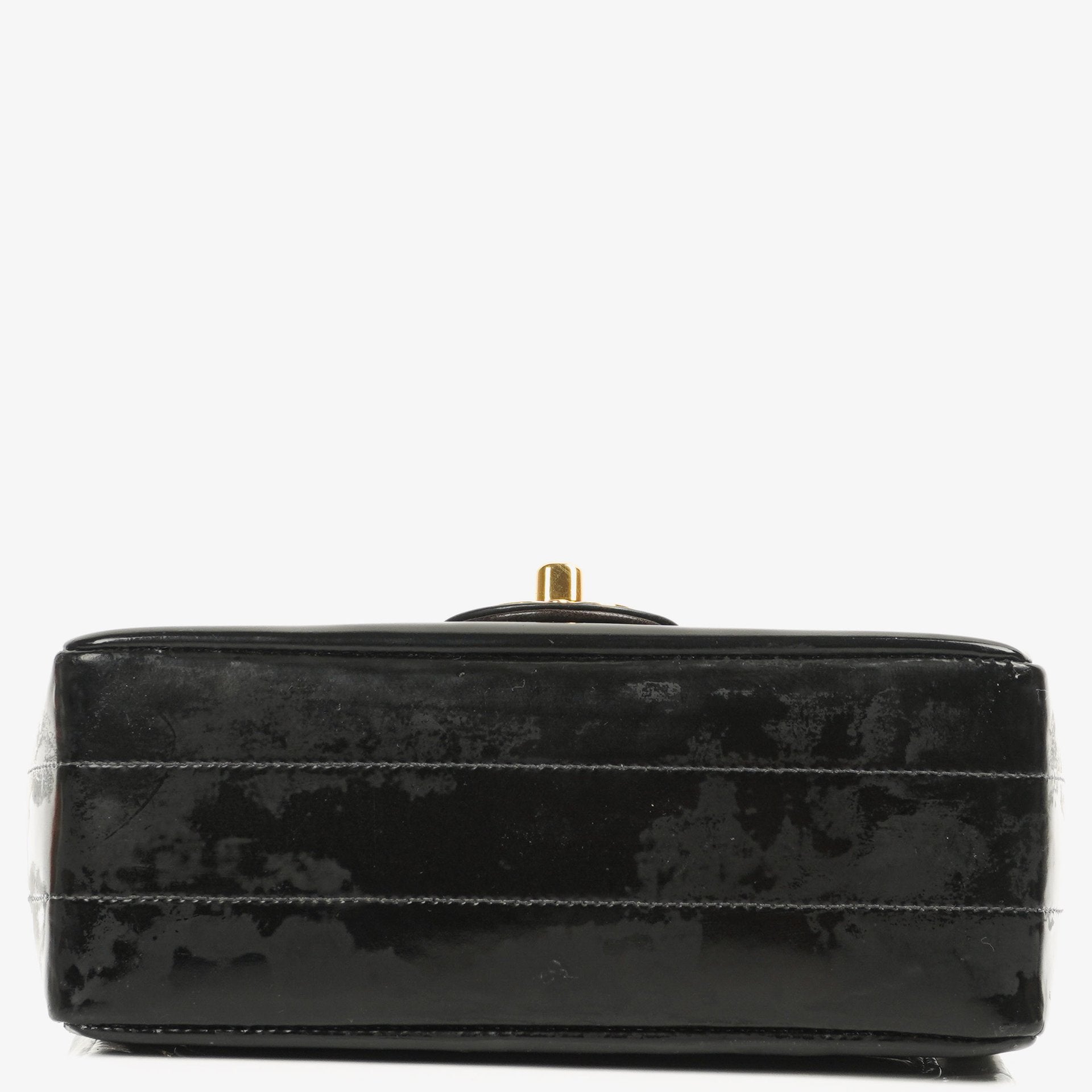 Chanel Mini Square Flap Bag aus schwarzem horizontal gestepptem Lackleder mit 24K vergoldeter Hardware