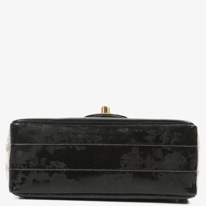 Chanel Mini Square Flap Bag aus schwarzem horizontal gestepptem Lackleder mit 24K vergoldeter Hardware