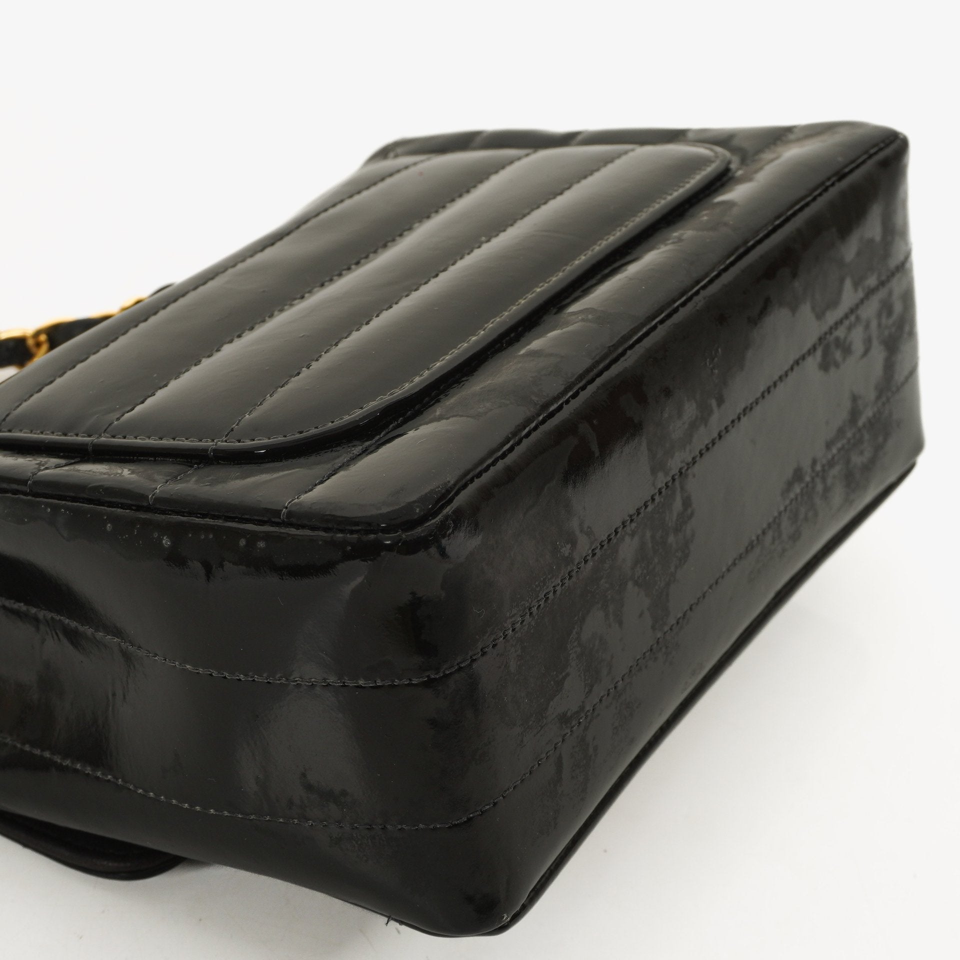 Chanel Mini Square Flap Bag aus schwarzem horizontal gestepptem Lackleder mit 24K vergoldeter Hardware