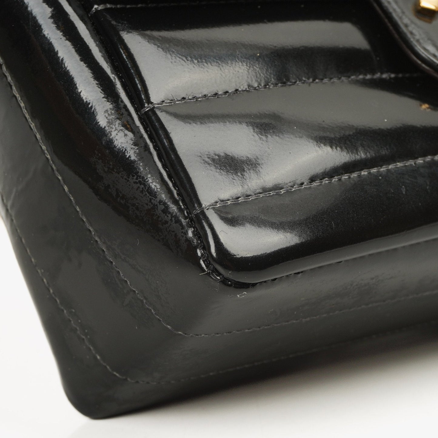 Chanel Mini Square Flap Bag aus schwarzem horizontal gestepptem Lackleder mit 24K vergoldeter Hardware