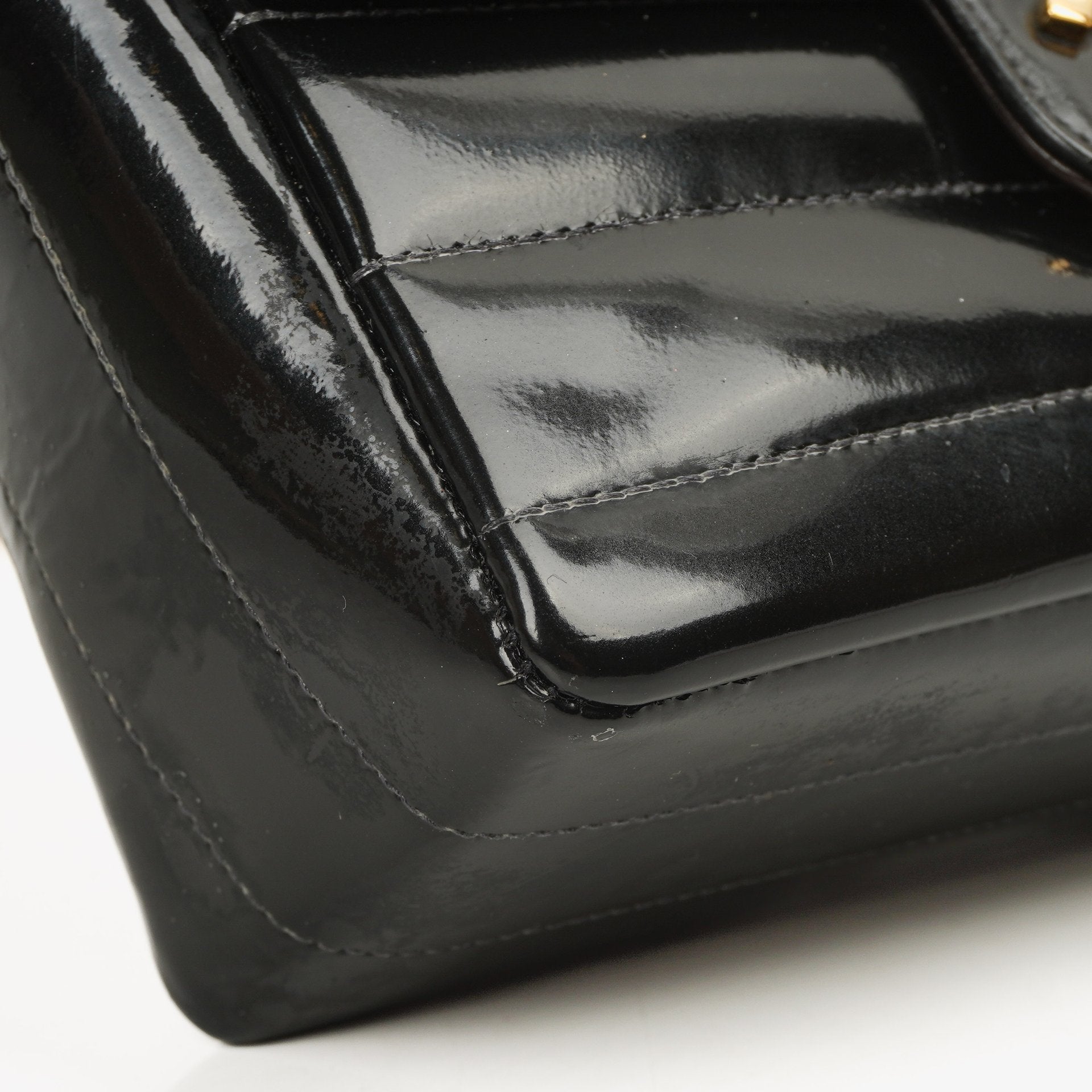 Chanel Mini Square Flap Bag aus schwarzem horizontal gestepptem Lackleder mit 24K vergoldeter Hardware