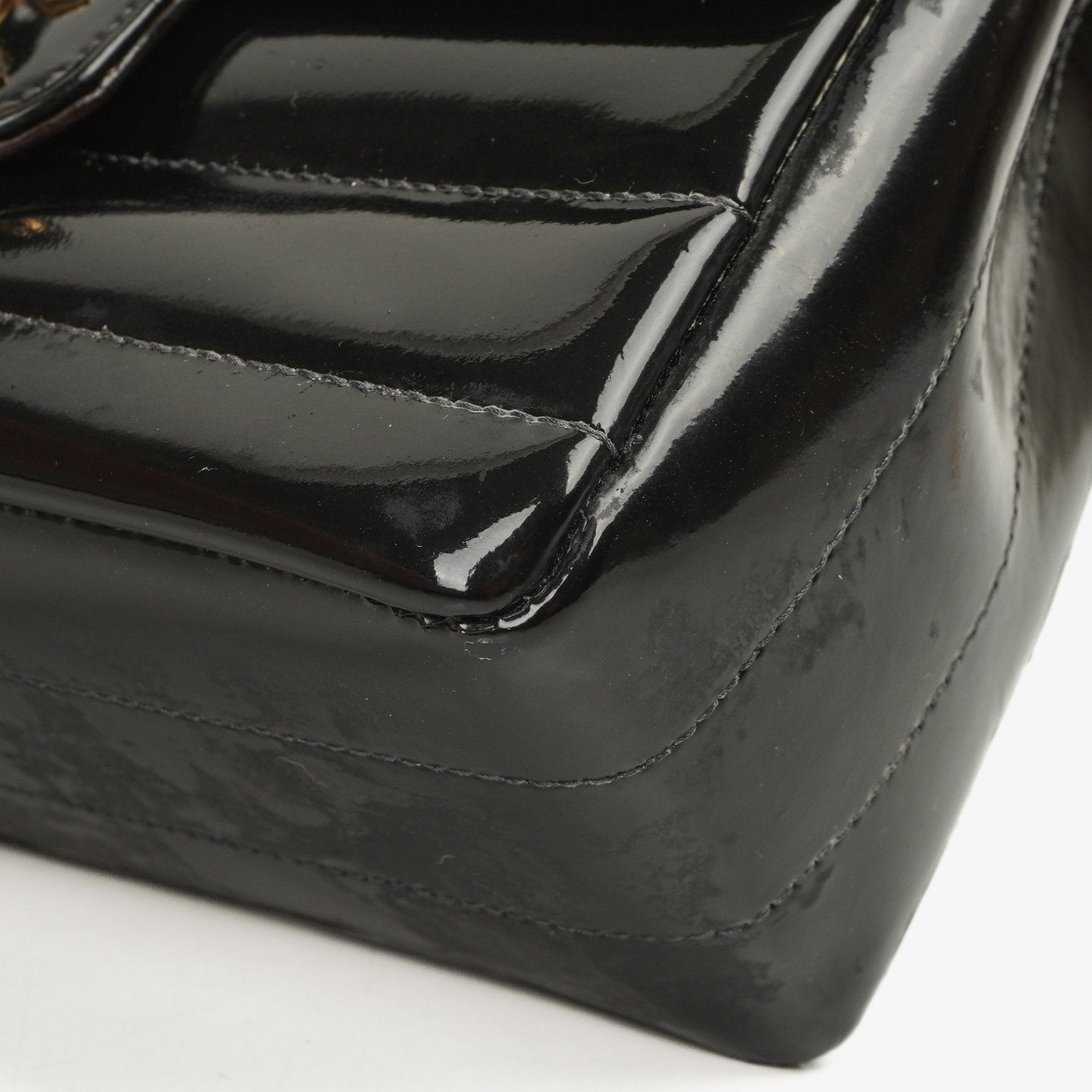 Chanel Mini Square Flap Bag aus schwarzem horizontal gestepptem Lackleder mit 24K vergoldeter Hardware