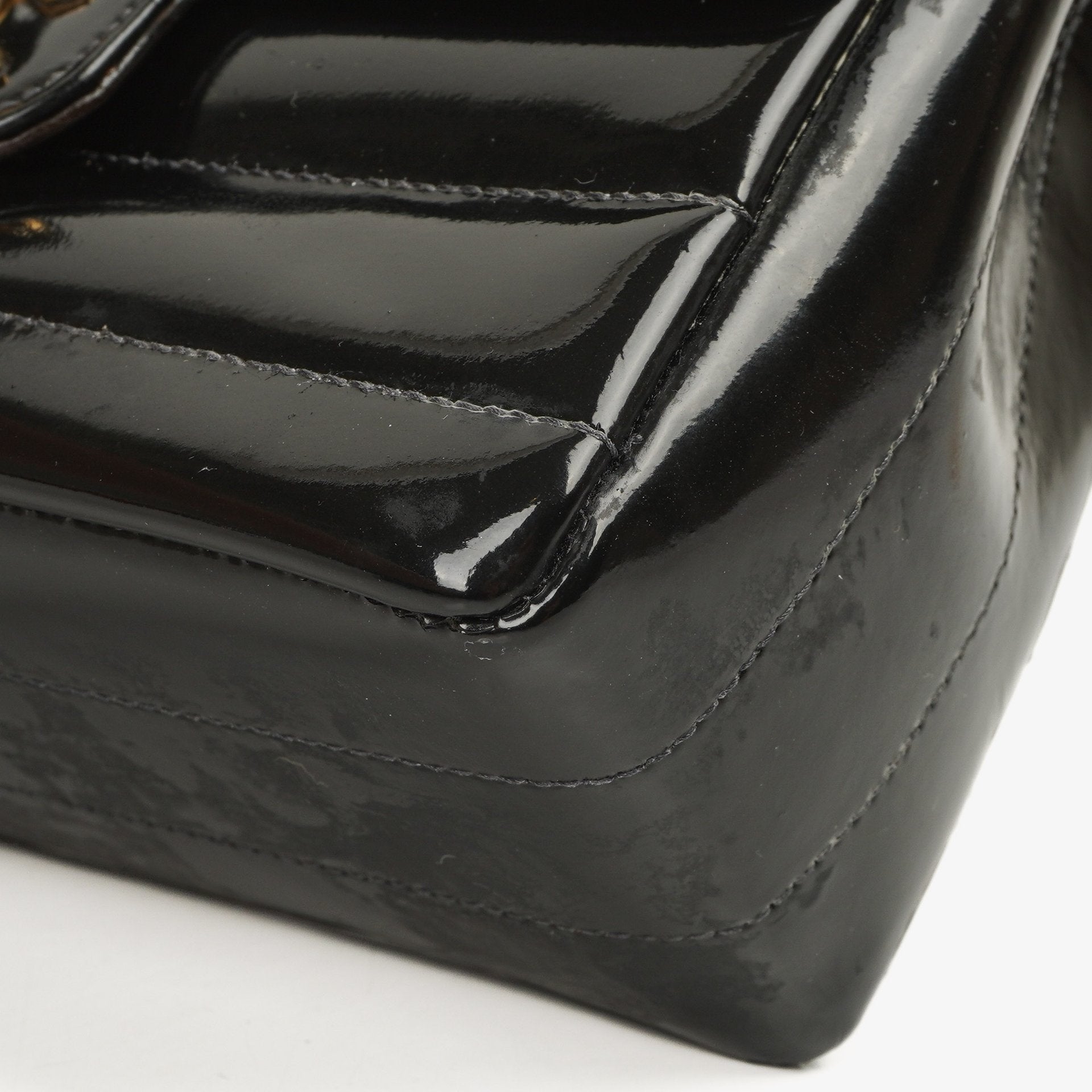 Chanel Mini Square Flap Bag aus schwarzem horizontal gestepptem Lackleder mit 24K vergoldeter Hardware