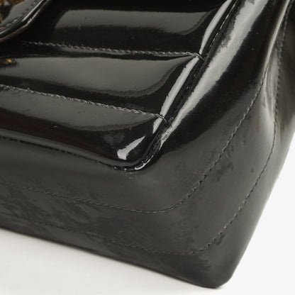 Chanel Mini Square Flap Bag aus schwarzem horizontal gestepptem Lackleder mit 24K vergoldeter Hardware