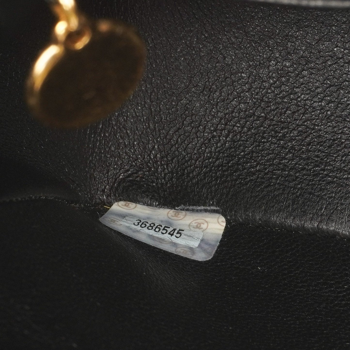 Chanel Mini Square Flap Bag aus schwarzem horizontal gestepptem Lackleder mit 24K vergoldeter Hardware