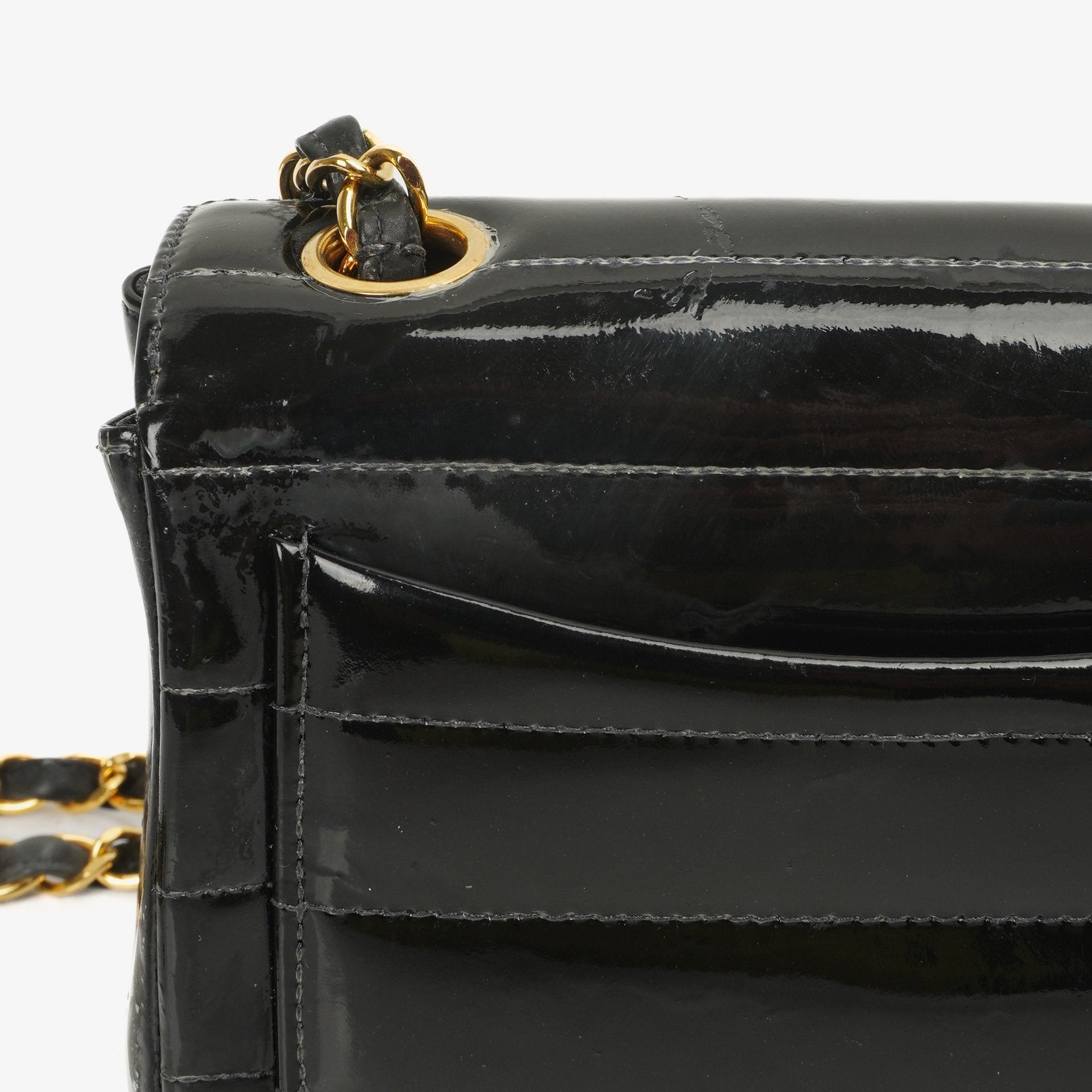 Chanel Mini Square Flap Bag aus schwarzem horizontal gestepptem Lackleder mit 24K vergoldeter Hardware