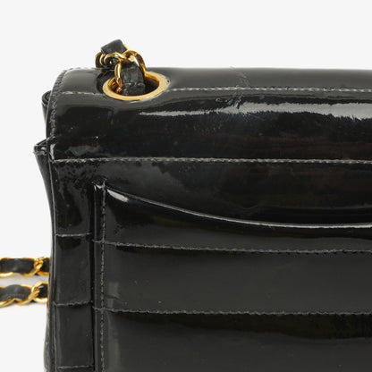Chanel Mini Square Flap Bag aus schwarzem horizontal gestepptem Lackleder mit 24K vergoldeter Hardware