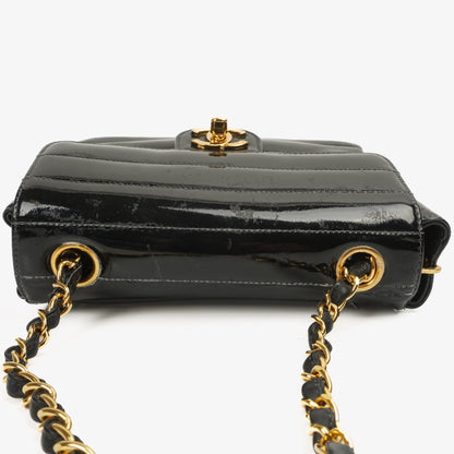 Chanel Mini Square Flap Bag aus schwarzem horizontal gestepptem Lackleder mit 24K vergoldeter Hardware
