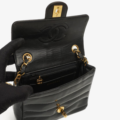 Chanel Mini Square Flap Bag aus schwarzem horizontal gestepptem Lackleder mit 24K vergoldeter Hardware