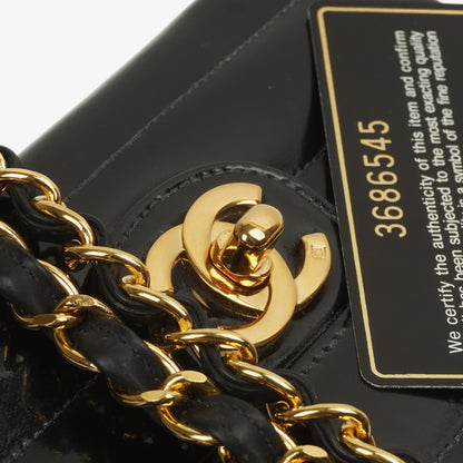 Chanel Mini Square Flap Bag aus schwarzem horizontal gestepptem Lackleder mit 24K vergoldeter Hardware