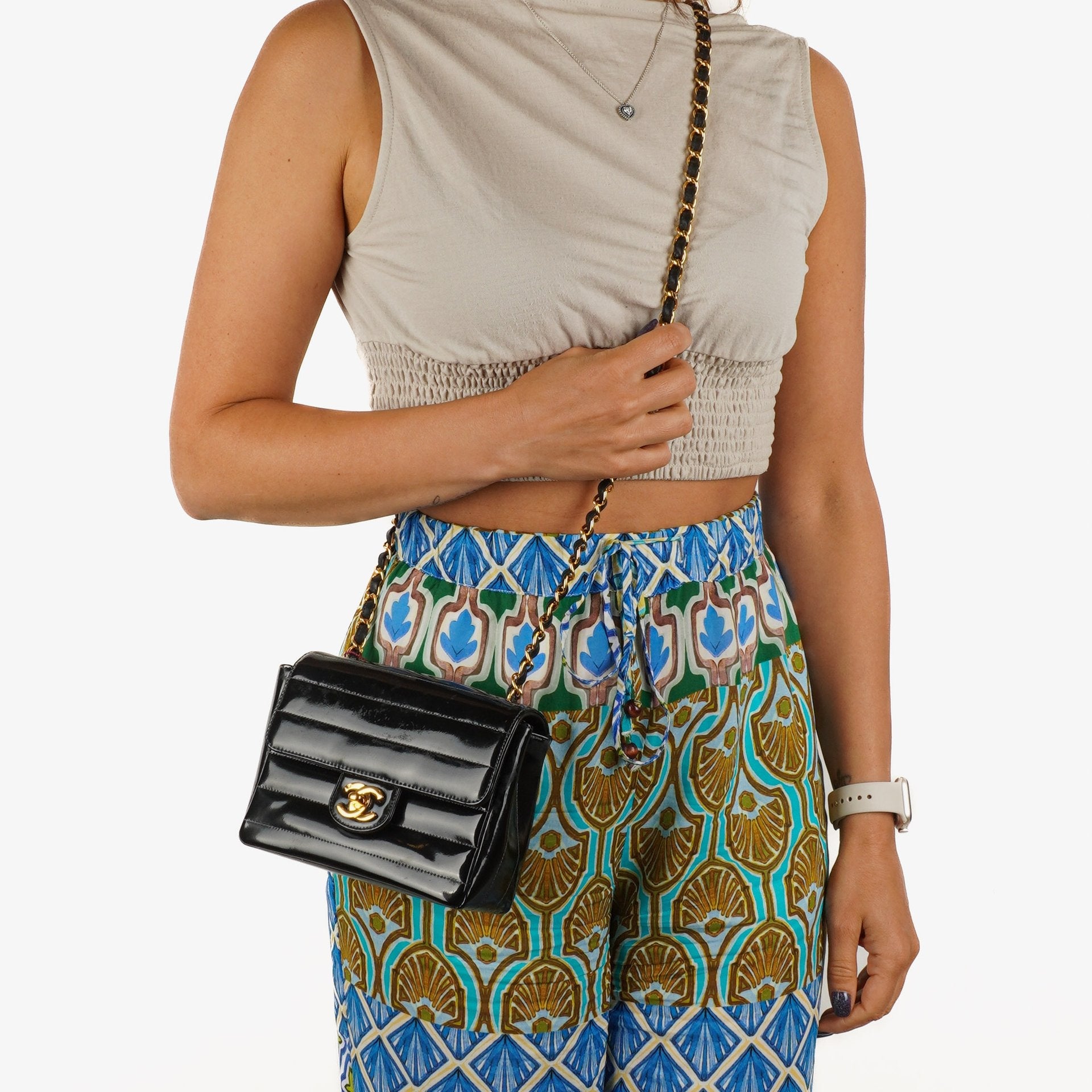 Chanel Mini Square Flap Bag aus schwarzem horizontal gestepptem Lackleder mit 24K vergoldeter Hardware