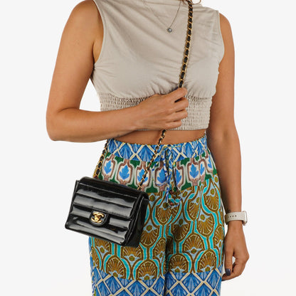 Chanel Mini Square Flap Bag aus schwarzem horizontal gestepptem Lackleder mit 24K vergoldeter Hardware