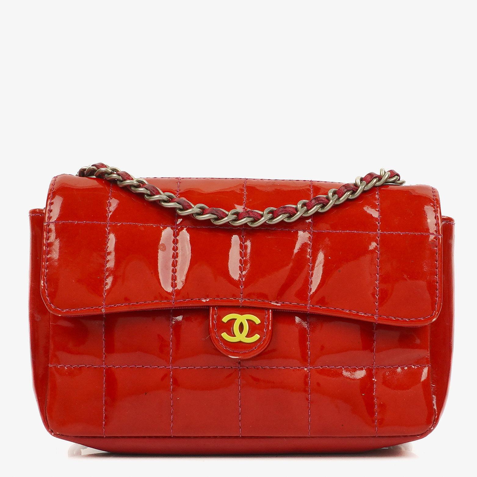 Chanel Mini East West Chocolate Bar Tasche aus gestepptem Lackleder